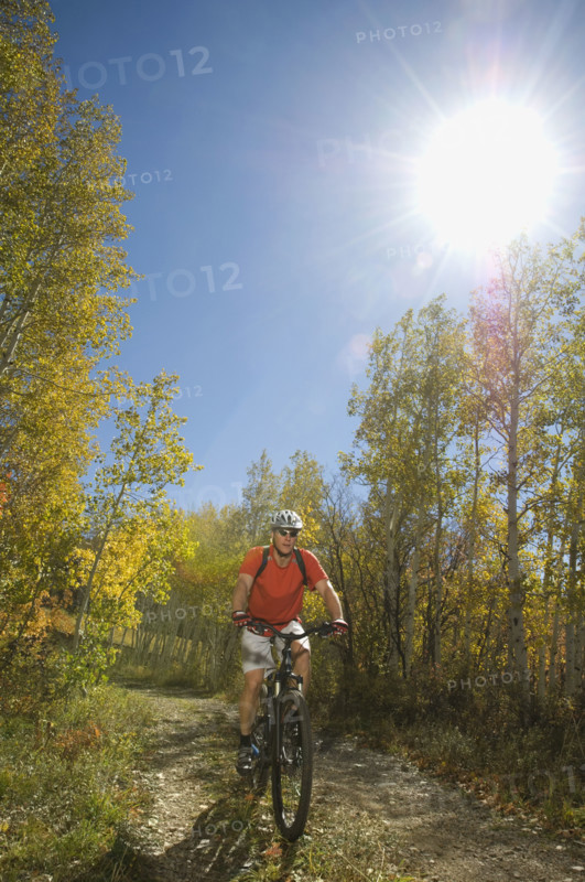 Man riding mountain bike, Utah, United States. Date : 2007