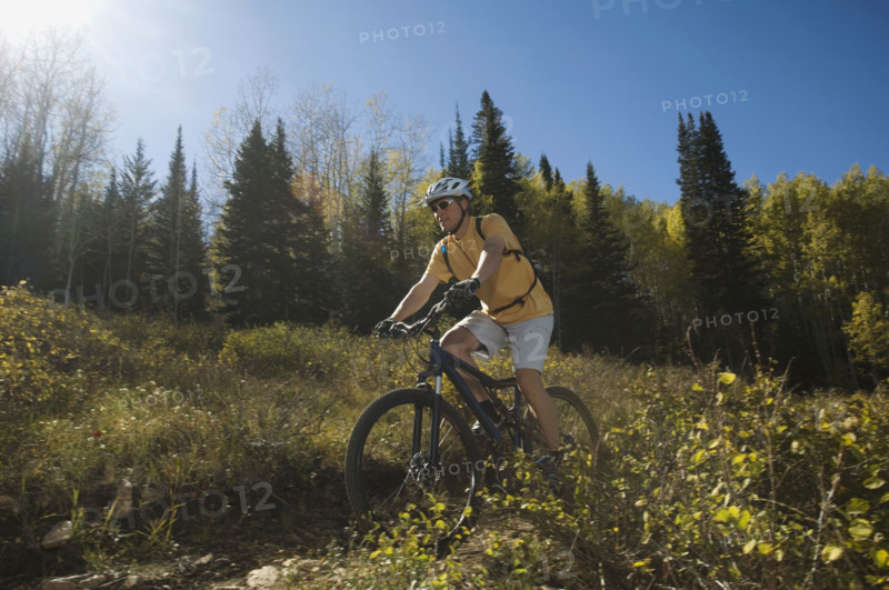 Man riding mountain bike, Utah, United States. Date : 2007