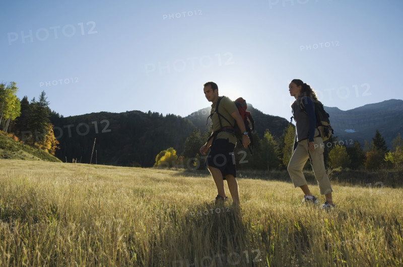 Couple hiking with backpacks, Utah, United States. Date : 2007