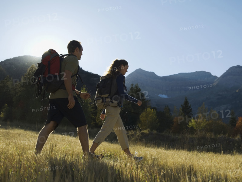 Couple hiking with backpacks, Utah, United States. Date : 2007