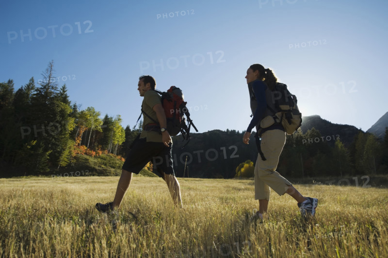 Couple hiking with backpacks, Utah, United States. Date : 2007