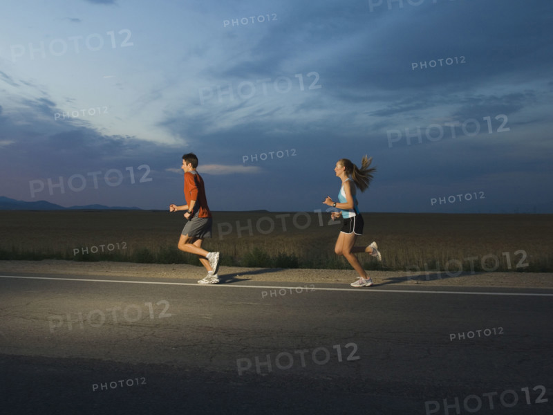 Couple in athletic gear running. Date : 2007
