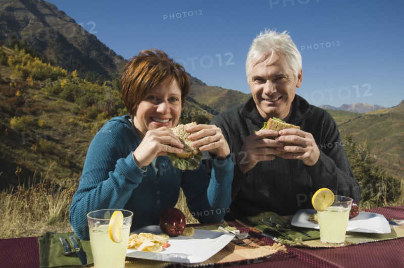 Senior couple eating outdoors, Utah, United States. Date : 2007