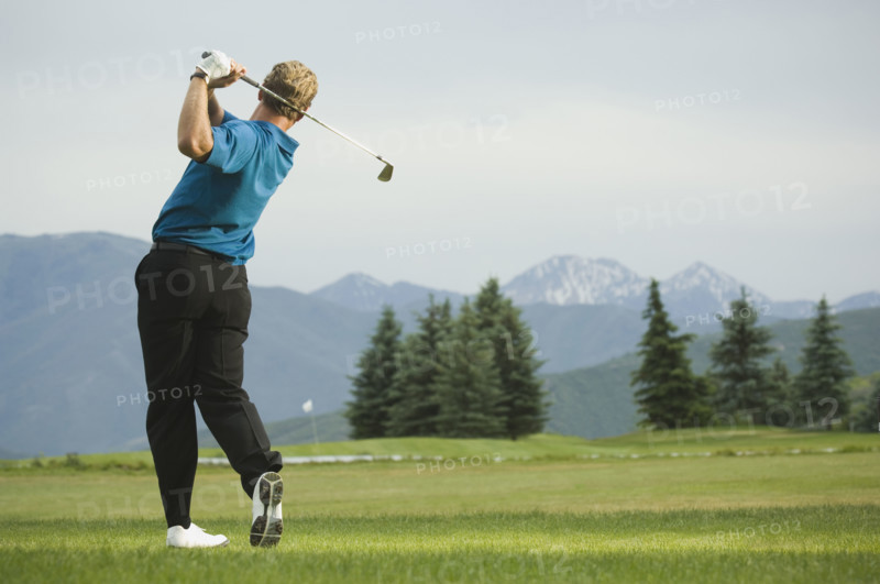 Man swinging golf club. Date : 2007