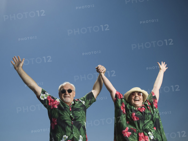 Senior couple with arms raised. Date : 2007