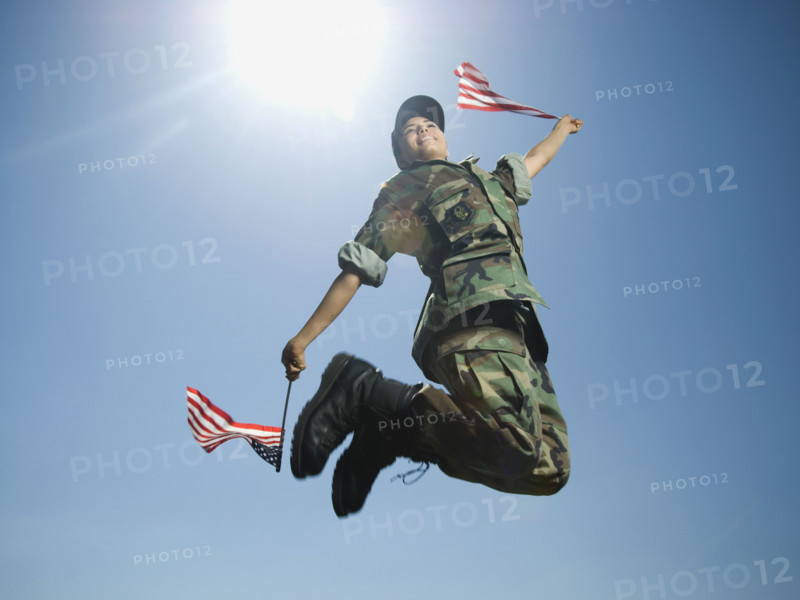 Female army soldier jumping. Date : 2007