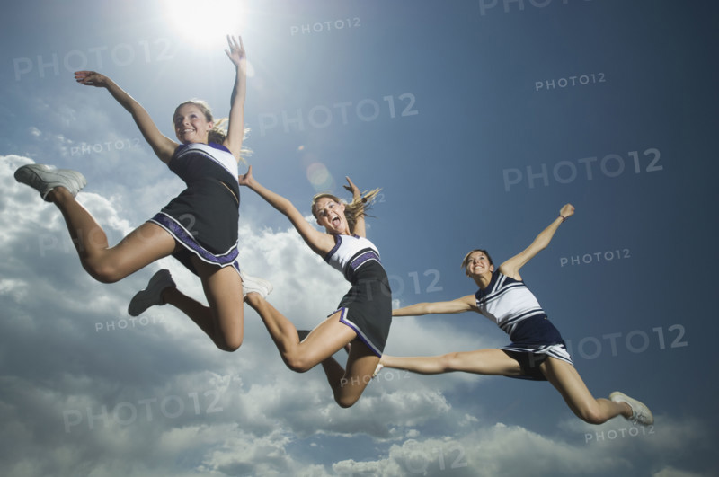 Three cheerleaders jumping. Date : 2007