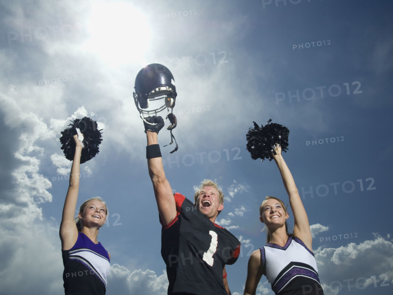 Cheerleaders and football player cheering. Date : 2007