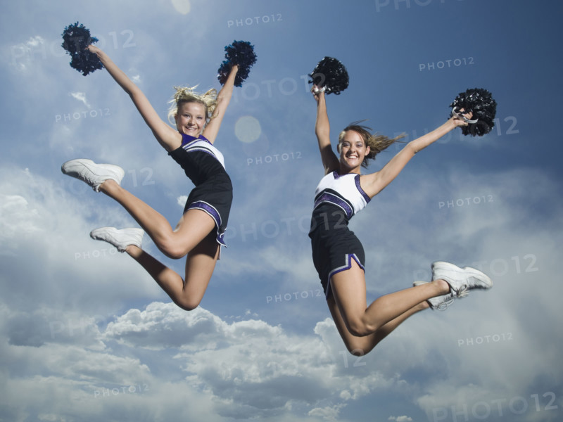 Cheerleaders with pom poms jumping. Date : 2007