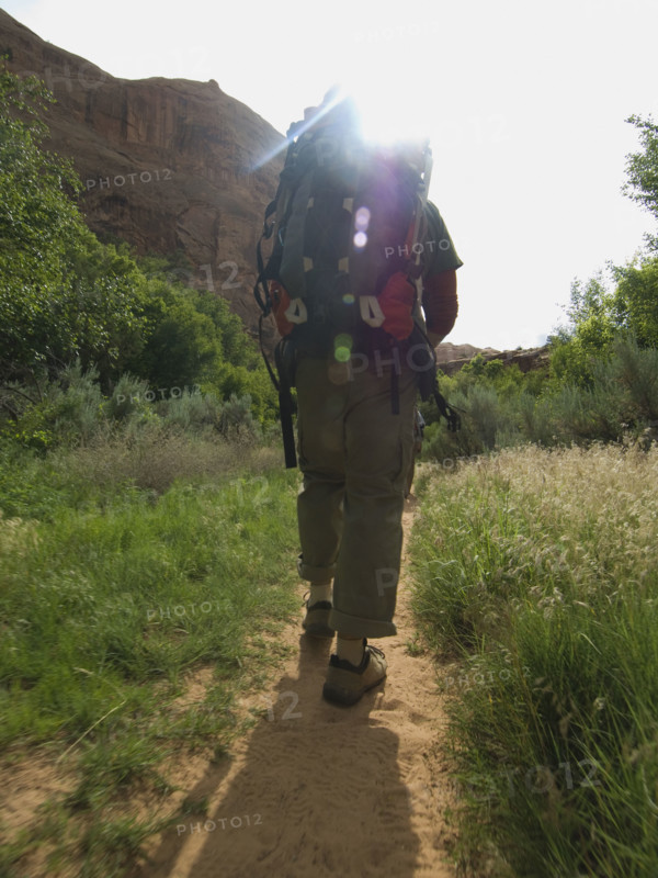 Man hiking in desert. Date : 2007