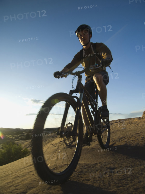 Man riding mountain bike. Date : 2007