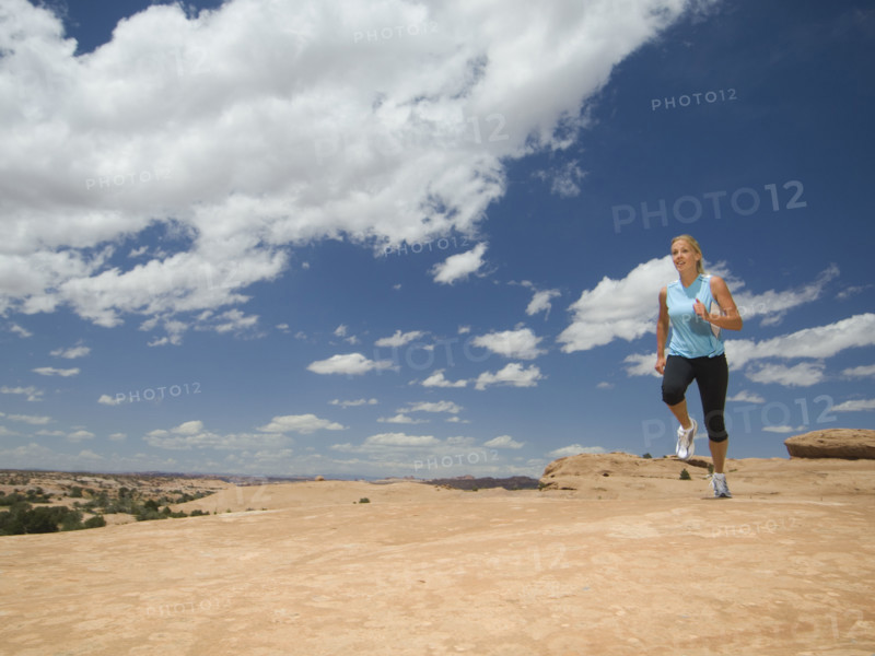 Woman jogging in desert. Date : 2007