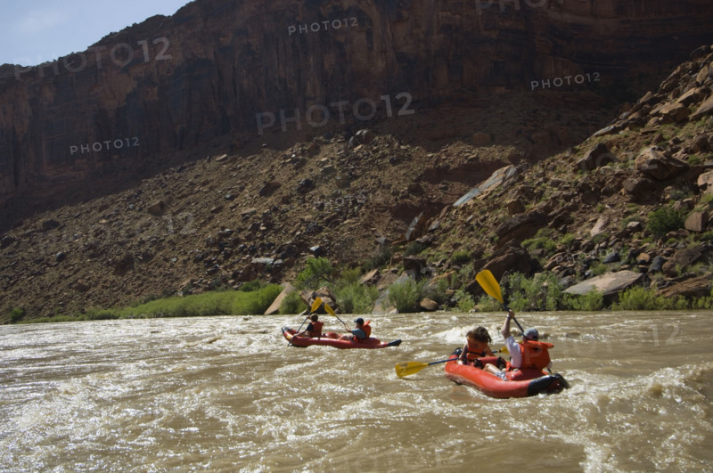 People paddling in rafts. Date : 2007