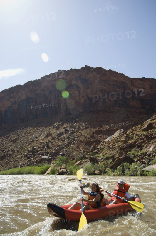 People paddling in raft. Date : 2007