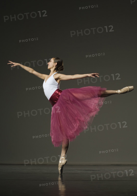 Female ballet dancer posing. Date : 2007