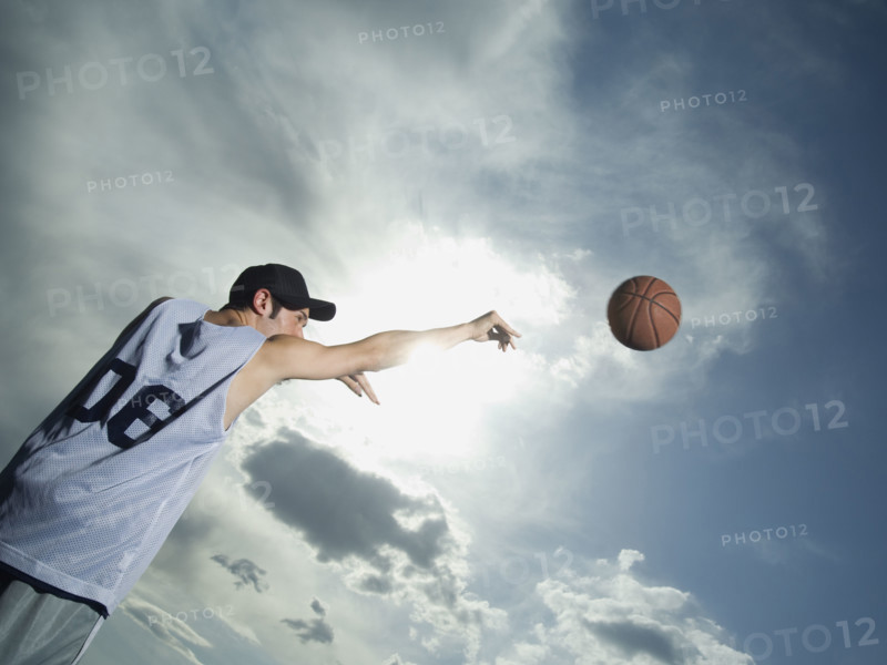 Basketball player throwing ball. Date : 2007