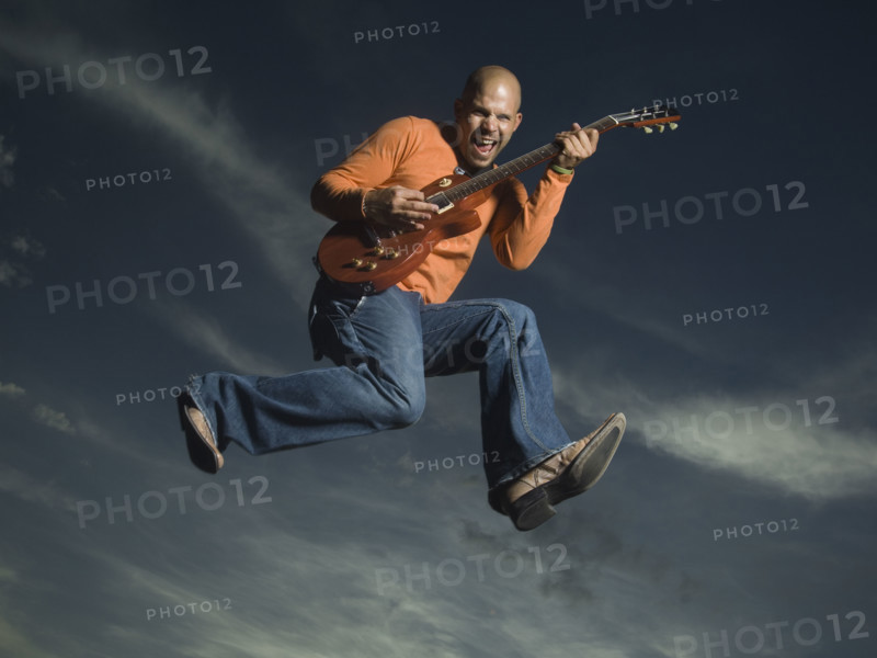 Man playing guitar and jumping. Date : 2007