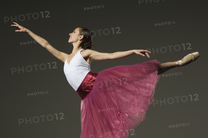 Female ballet dancer posing. Date : 2007