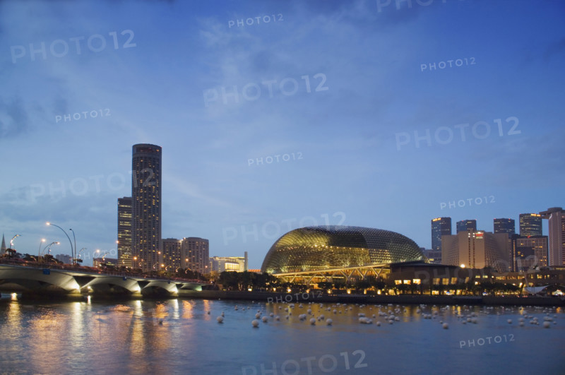 Esplanade Marina Promenade and Theatres on the Bay Singapore River Singapore. Date : 2006