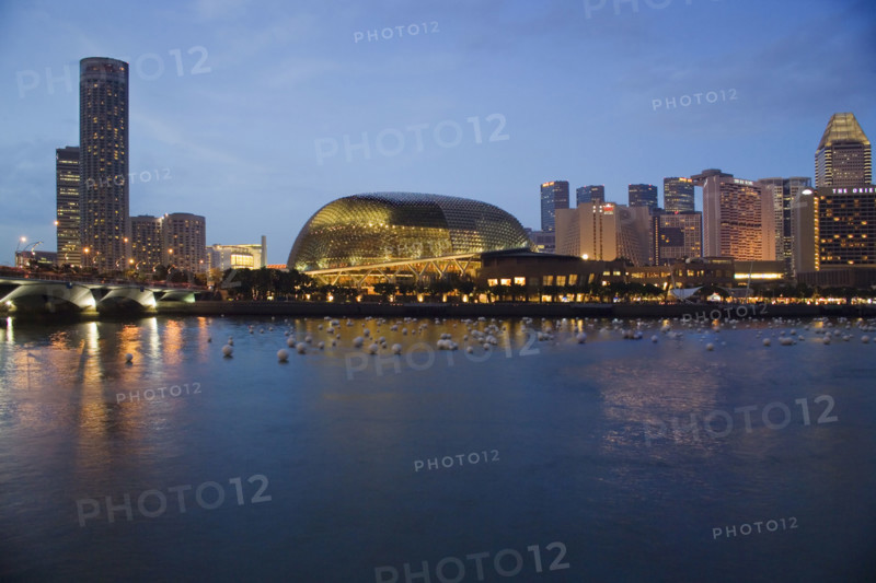 Esplanade Marina Promenade and Theatres on the Bay Singapore River Singapore. Date : 2006