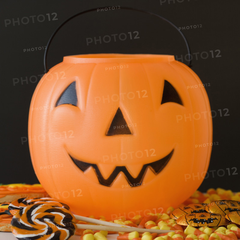 Jack-o-lantern pail and Halloween candy. Date : 2008