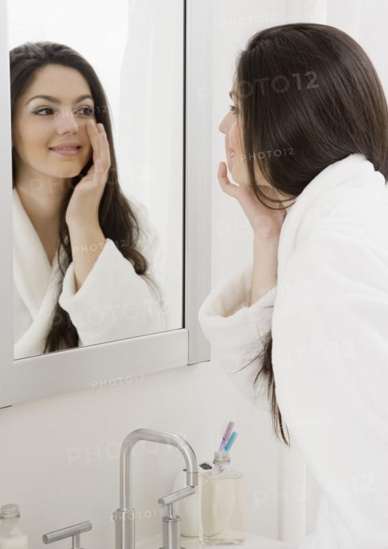 Woman applying face cream. Date : 2008