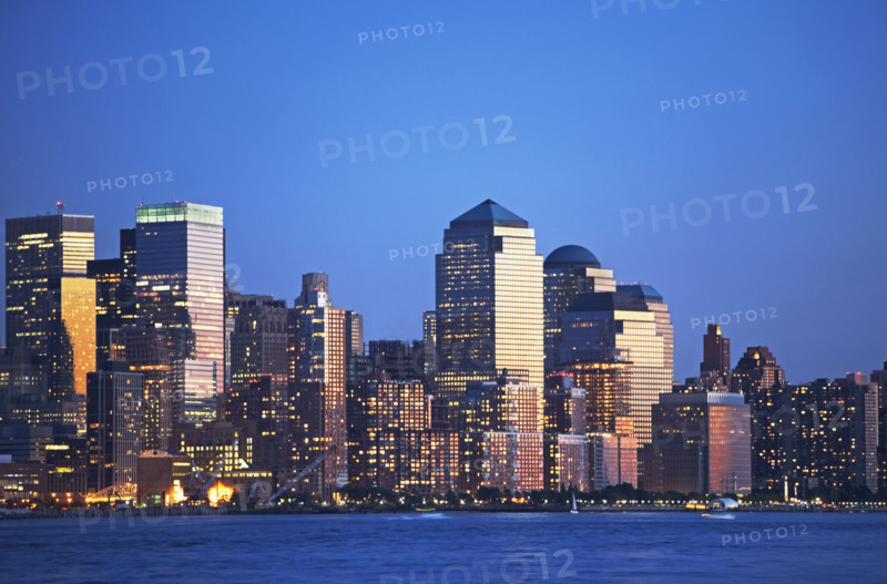 New York City skyline along Hudson River at night, New York, United States. Date : 2008