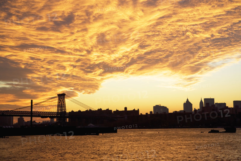 Williamsburg Bridge and sunset, New York City. Date : 2008