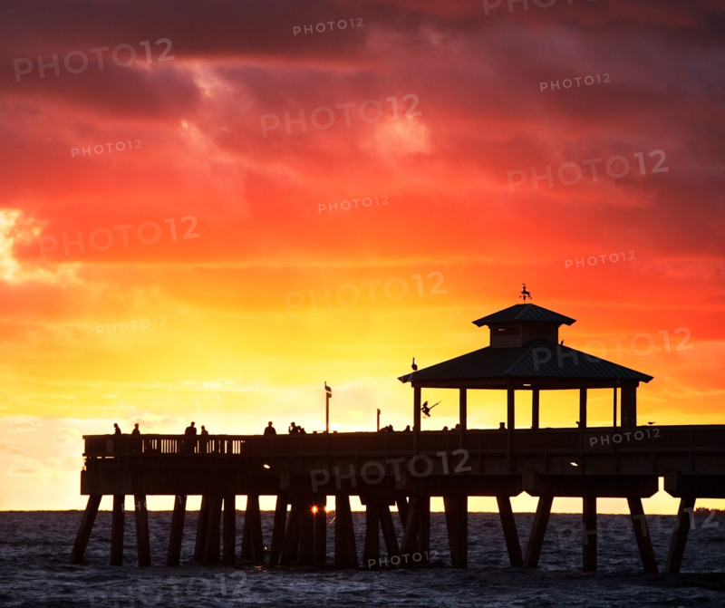 pier in the sunset/sunrise. Date : 2008