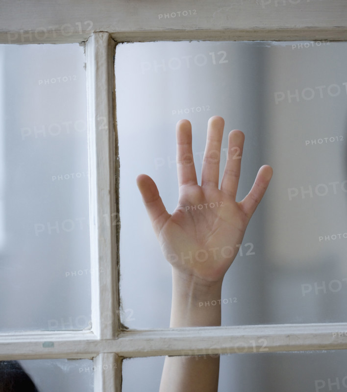 Child's hand on window. Date : 2008