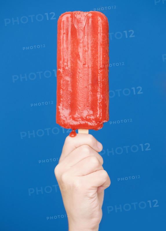 Child holding ice pop. Date : 2008