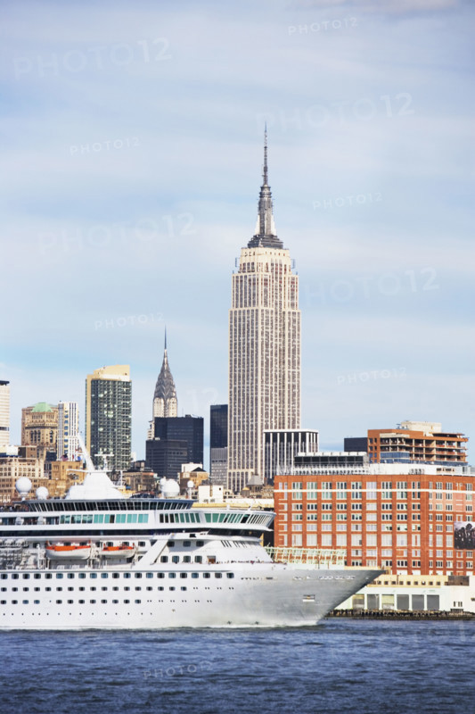 Cruise ship in front of Empire State Building, Manhattan, New York, United States. Date : 2008