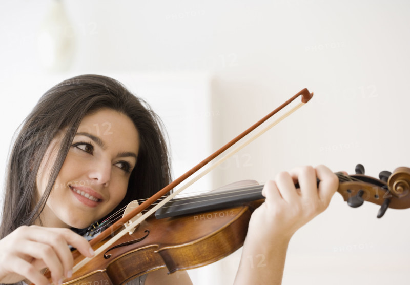 Woman playing violin. Date : 2008