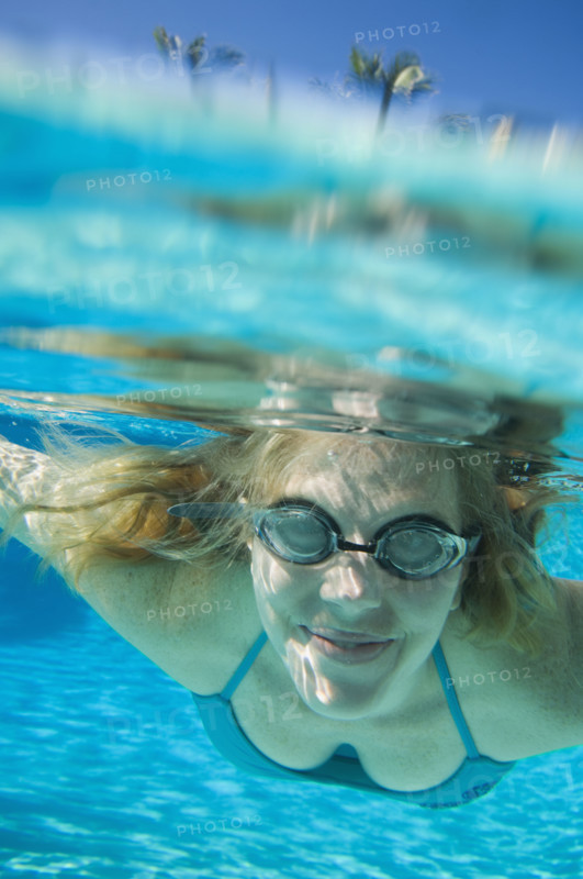 Woman wearing goggles underwater. Date : 2008