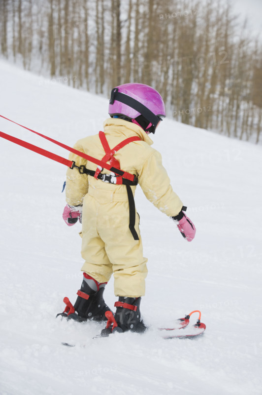 Child skiing with harness. Date : 2008