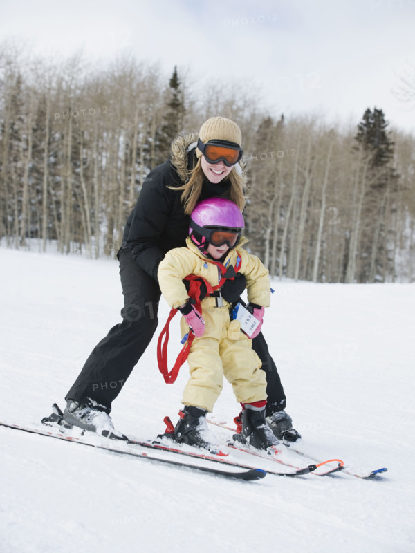 Mother and child skiing. Date : 2008