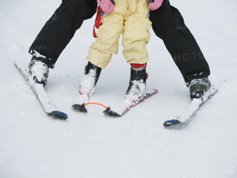 Parent and child skiing. Date : 2008