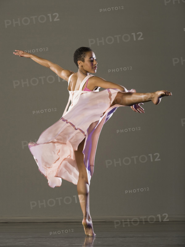 African female ballet dancer dancing. Date : 2008
