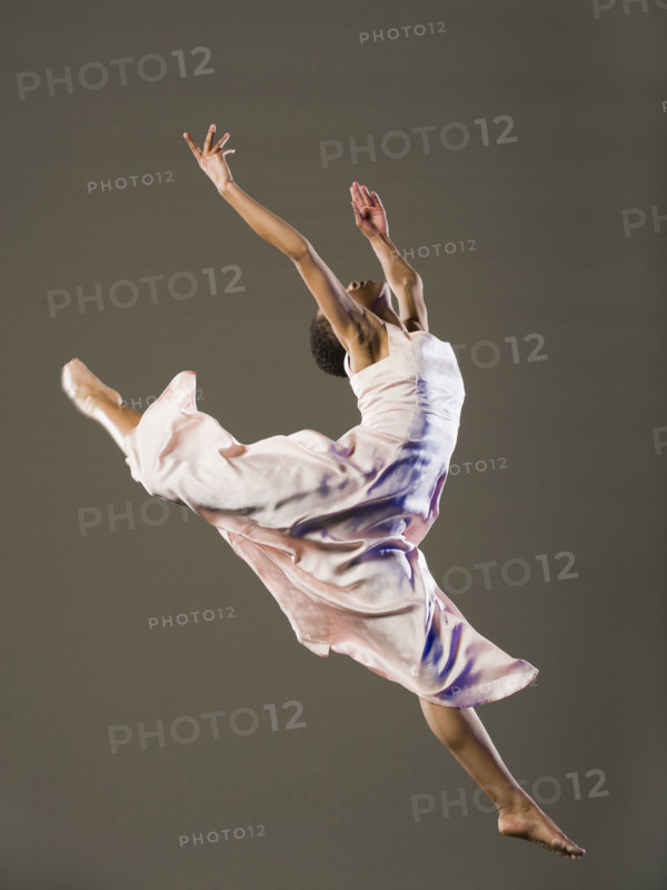 African female ballet dancer jumping. Date : 2008