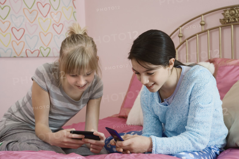 Girls looking at cell phones. Date : 2008