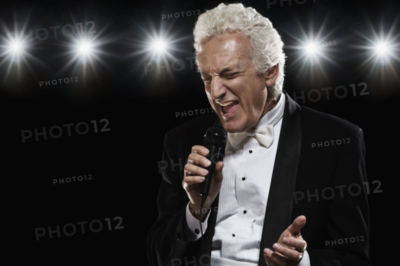 Man in tuxedo singing into microphone. Date : 2008