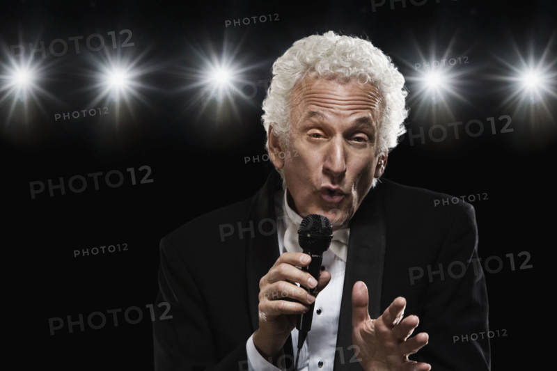 Man in tuxedo singing into microphone. Date : 2008