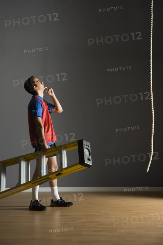 Man holding ladder and looking at rope. Date : 2008