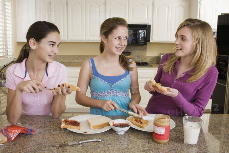 Teenaged girls making sandwiches. Date : 2008