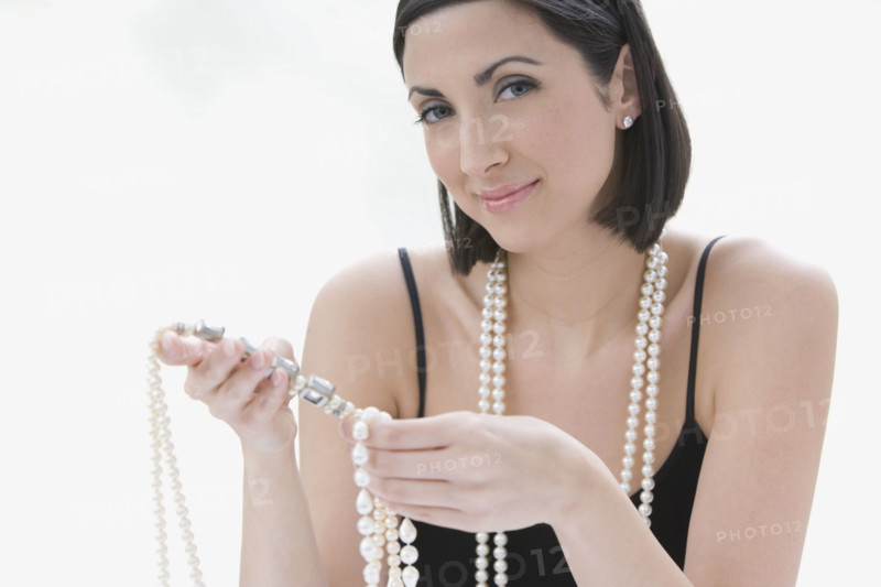 Woman wearing pearl necklace. Date : 2008