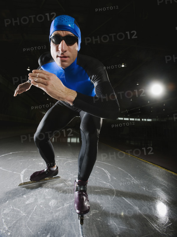 Male speed skater on ice. Date : 2008