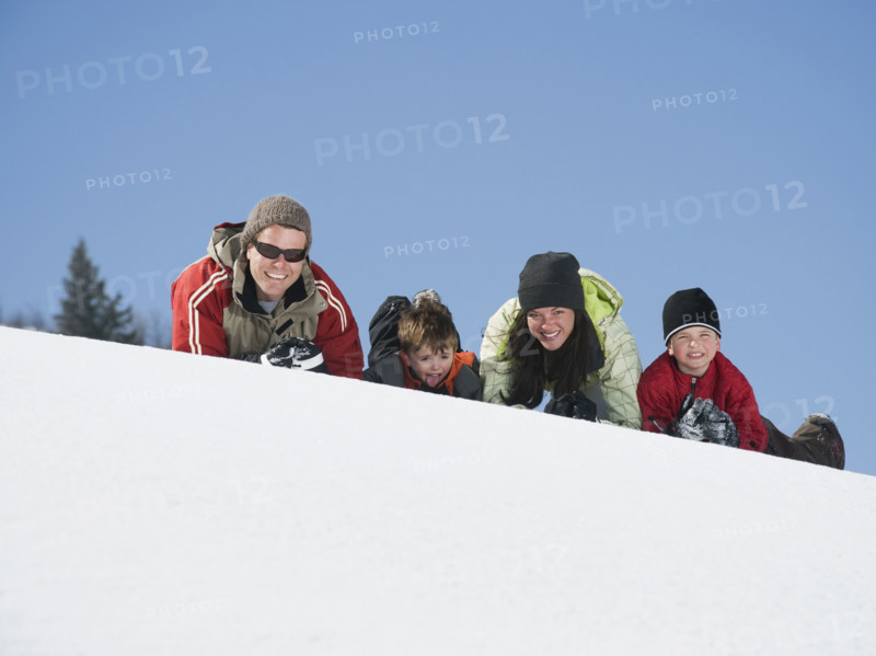 Family laying in snow. Date : 2008