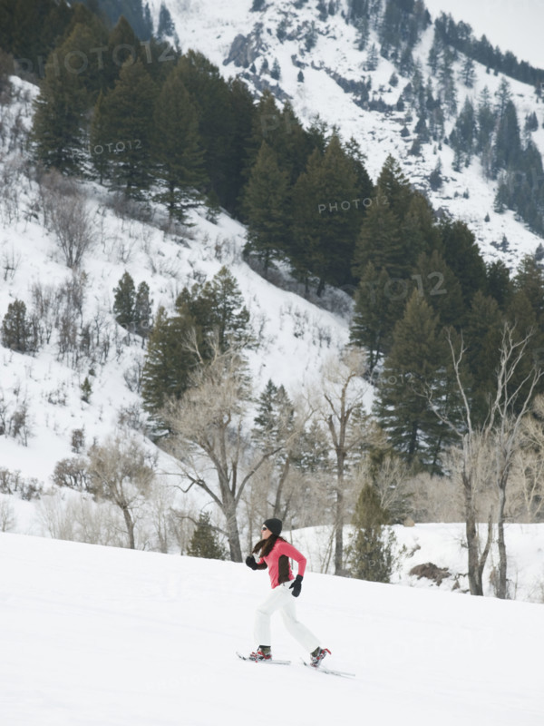 Woman snow shoeing. Date : 2008