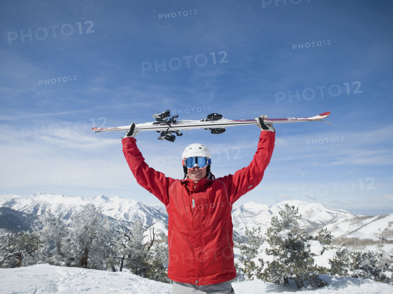 Man holding skis over head. Date : 2008