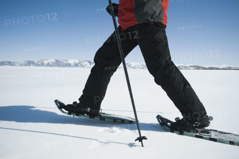 Man snow shoeing. Date : 2008